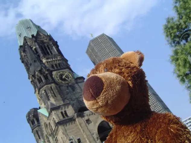 Bild: Plüsch statt Plunder: Die engagierte Geschenkidee fürs Fest. Ein TEDDY TOUR BERLIN Weihnachts-Spenden-Special