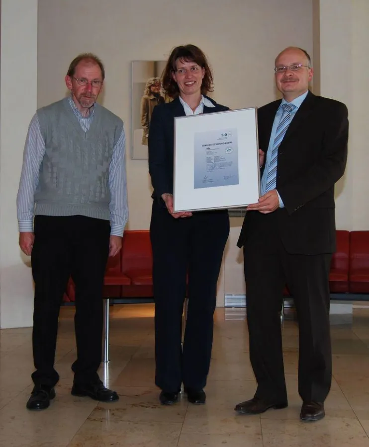 Rainer Buchholz (STI Group), Beatrix Genest (SID) und Uwe Zadow (STI Group) bei der Urkundenübergabe (v.l.n.r.)