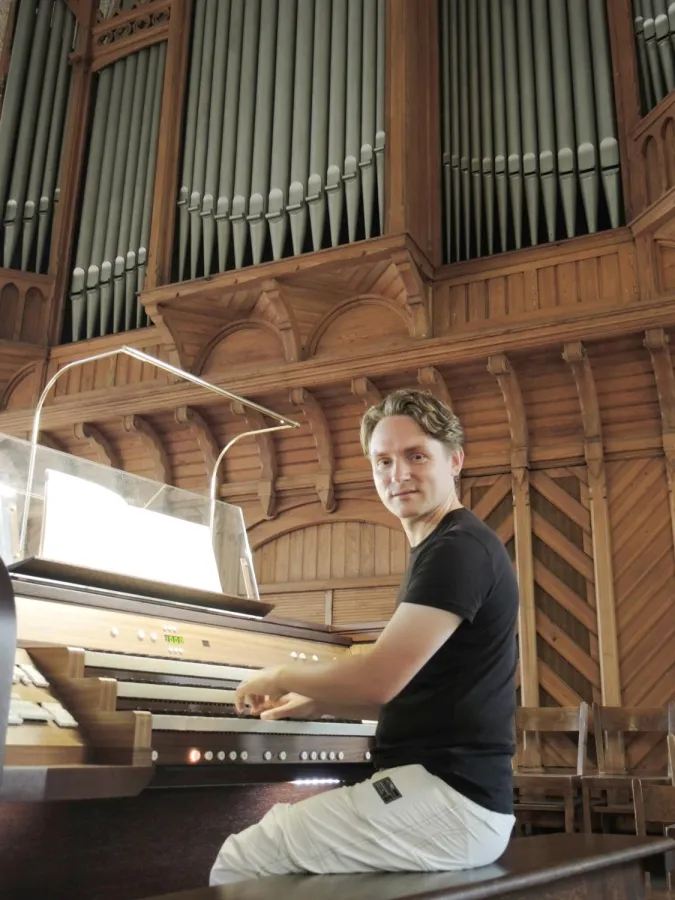 Andreas Mitschke an der Kreutzbach-Orgel der Emmaus-Kirche Leipzig-Sellerhausen, Foto: W.Schneider