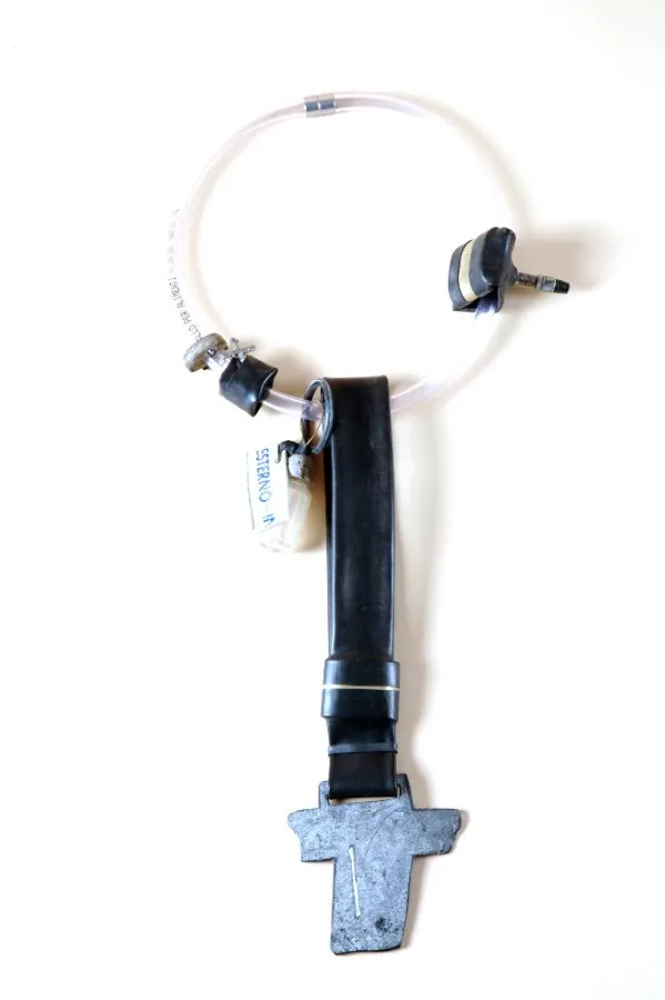 Fabrizio Tridenti, Kette, 2010, Gummi, Plastik, Messing, Glas, Epoxy-Kunststoff, Holz, Alpaca