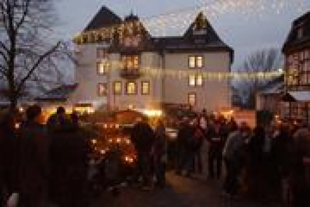 Weihnachtsmarkt am Schloss Fürstenberg (c) Porzellanmanufaktur Fürstenberg