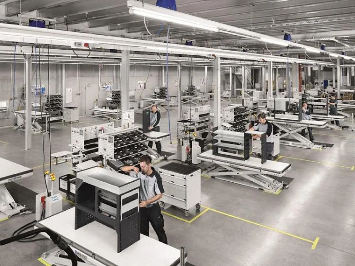 neu gestaltete Montage von Fahrzeug- und Betriebseinrichtungen bei bott im Werk 2, Unterrot