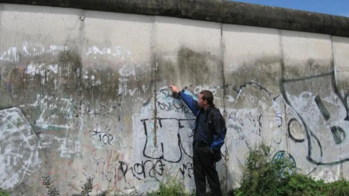 Cliewe Juritza an der Berliner Mauer