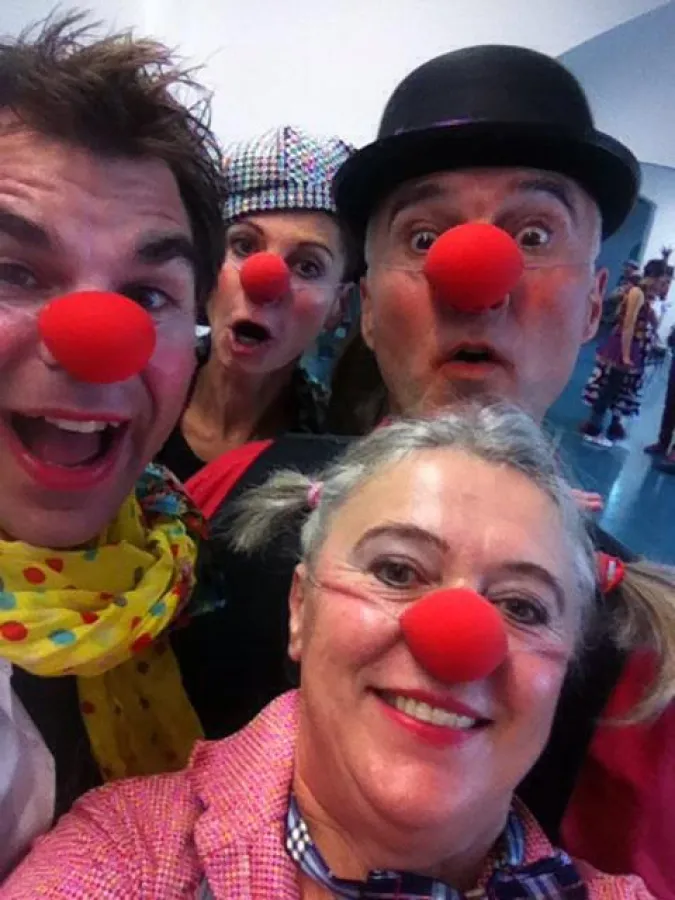 Akrobat Schöön! Frischgebackene Clowns präsentieren sich.