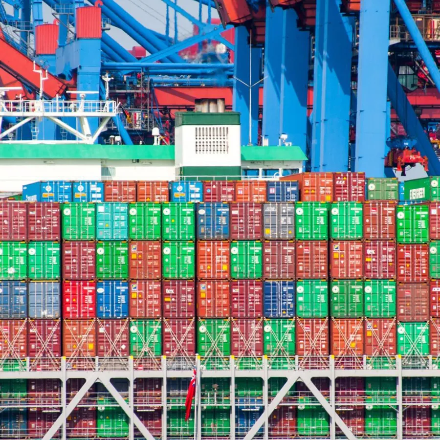 Hamburger Hafen mit Containershiff: Thorben Wengert  / pixelio.de