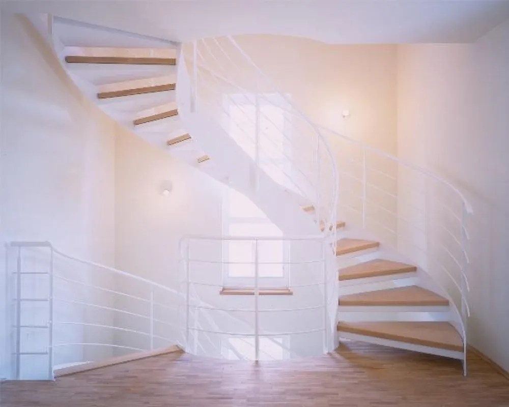 Ob aus Holz, Glas oder Stahl : Freitragende Treppen lassen das Haus heller und freundlicher erscheinen.