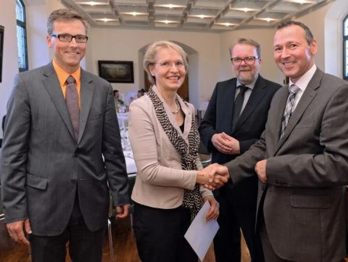 Ehrenzeichenträgerin Marguerite Meier-Waldstein im Kreise der Vorstände der Stiftung Liebenau