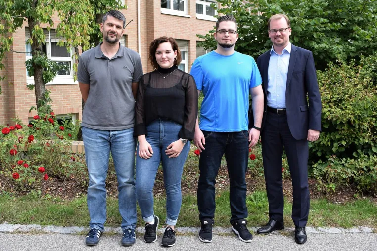 Bild: Zwei neue Azubis in der Asklepios Orthopädischen Klinik Lindenlohe