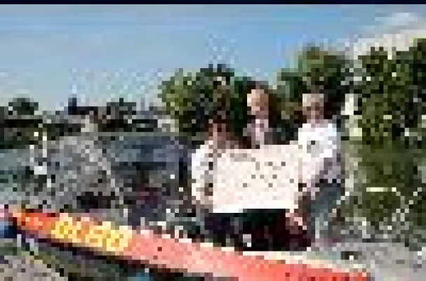 Spende der Stiftung Kreissparkasse macht DLRG-Rettungsboot flott Bild: Spende der Stiftung Kreissparkasse macht DLRG-Rettungsboot flott