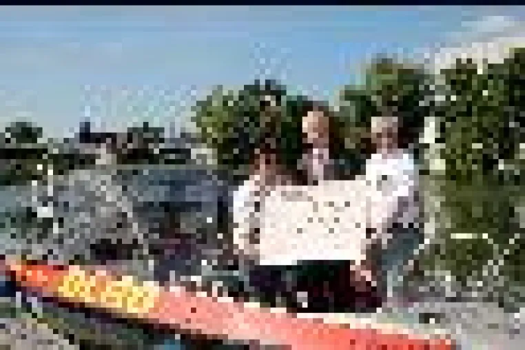 Spende der Stiftung Kreissparkasse macht DLRG-Rettungsboot flott Bild: Spende der Stiftung Kreissparkasse macht DLRG-Rettungsboot flott