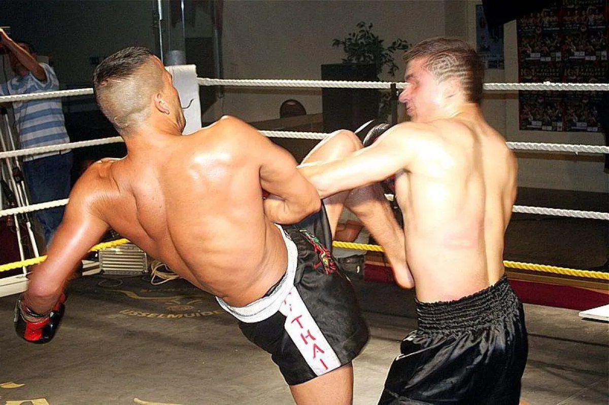 Yesilat mit Knie gegen Ratkowski