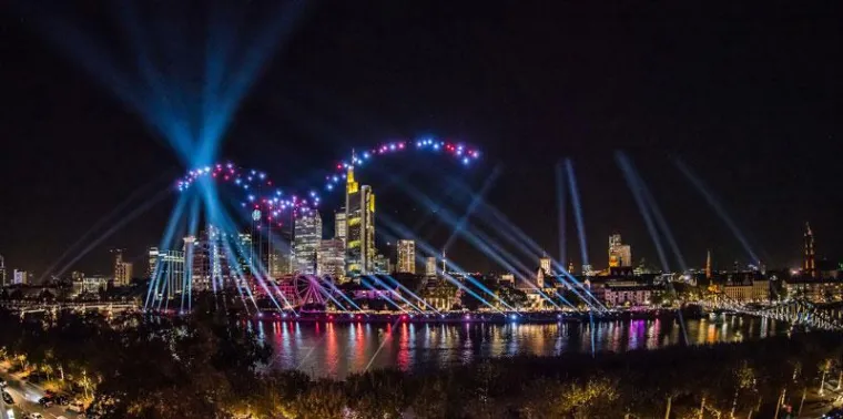 Bild: bright! GmbH zeichnet „Sternenbilder“ in den Frankfurter Nachthimmel