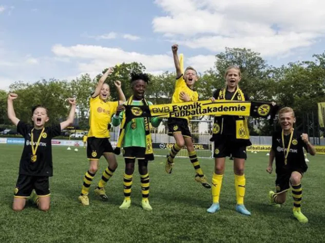 Bild:  Ferienkursfreunde hergehört…!