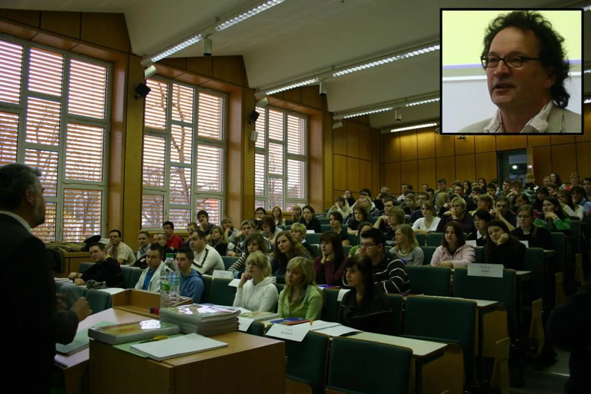 Anlässlich des Intensivkurses im Fach Mathematik „Fit for Abi & Study“ mit Dozent Michael Neumann (oben rechts) begrüßte Hochschul-Rektor Prof. Dr. Armin Willingmann (l.) rund 90 Teilnehmer an der Hoc