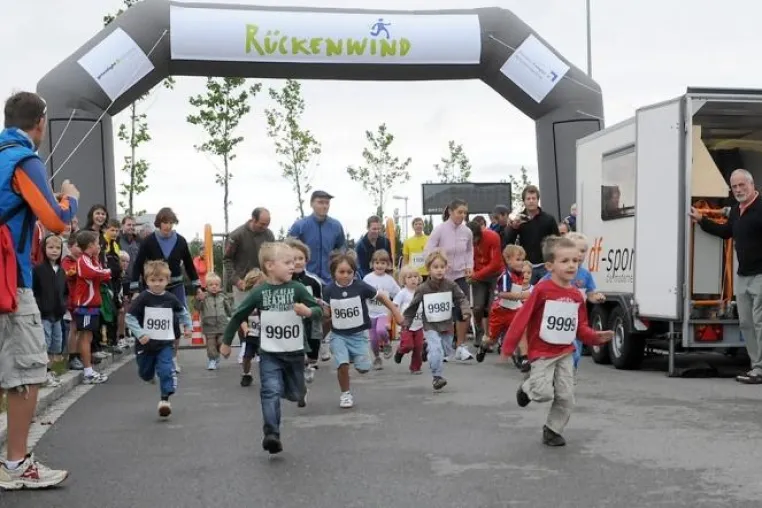 277 Läufer/-innen und rund 40 Bambini-Läufer starteten im Business Campus für krebskranke Kinder Bild: 277 Läufer/-innen und rund 40 Bambini-Läufer starteten im Business Campus für krebskranke Kinder