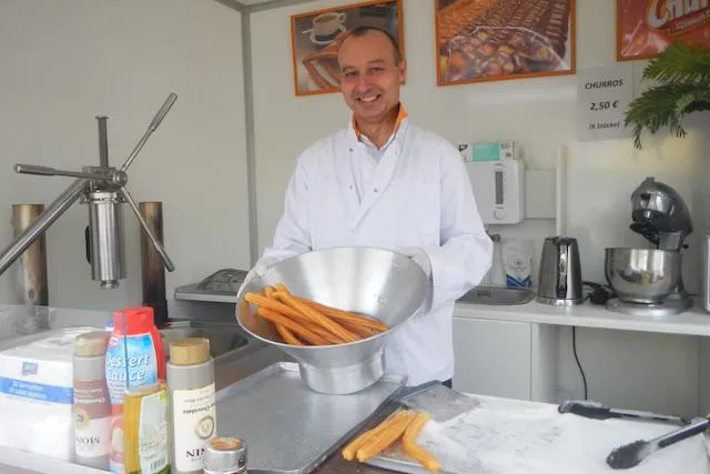 Jeden Samstag internationaler Food-Treff auf dem Trödel- und Antikmarktmarkt Düsseldorf-Bilk Bild: Jeden Samstag internationaler Food-Treff auf dem Trödel- und Antikmarktmarkt Düsseldorf-Bilk