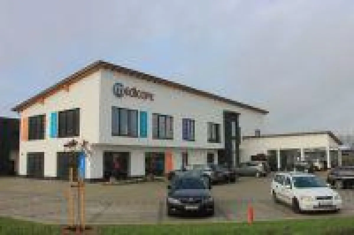 In Eching entstand ein nach individuellen Vorstellungen konzipiertes Physiotherapie-Zentrum (Foto: Architekturbüro Bayersdorfer).