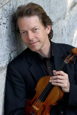 Ingolf Turban präsentiert sich mit seinem Streichorchester „I Virtuosi di Paganini\" in München Bild: Ingolf Turban präsentiert sich mit seinem Streichorchester „I Virtuosi di Paganini\" in München