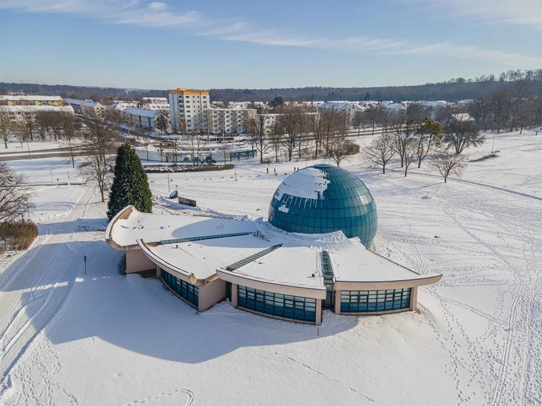 Planetarium Wolfsburg im Winter (© WMG Wolfsburg)