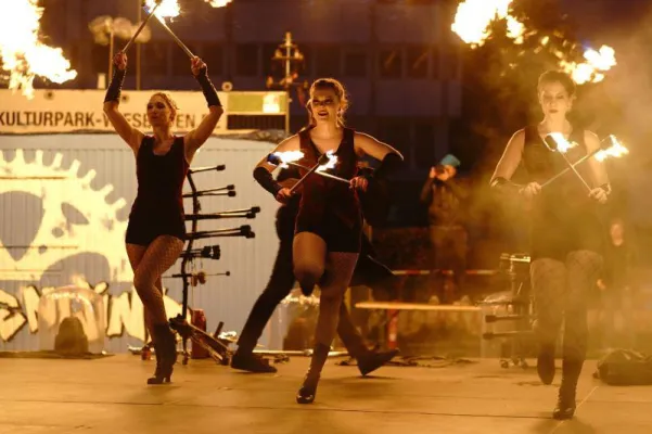 Bild: Effektgeladene Feuershow für die Venezianische Messe in Ludwigsburg