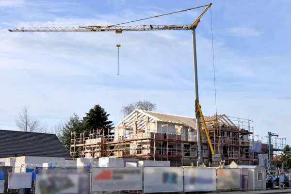 Bild: Baufortschritt: Dach auf Neubau an der Warsingsfehntjer Königsstraße gerichtet