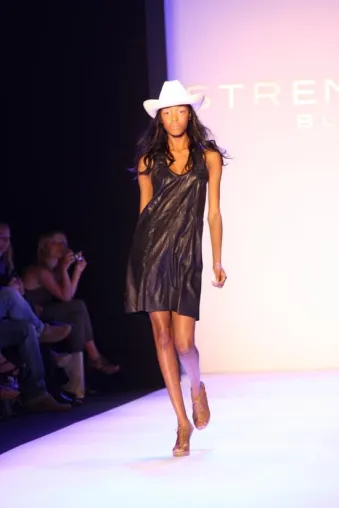 Den Mutigen gehört die Welt - Strenesse Blue präsentiert die neue Kollektion auf der Fashion Week in Berlin Bild: Den Mutigen gehört die Welt - Strenesse Blue präsentiert die neue Kollektion auf der Fashion Week in Berlin