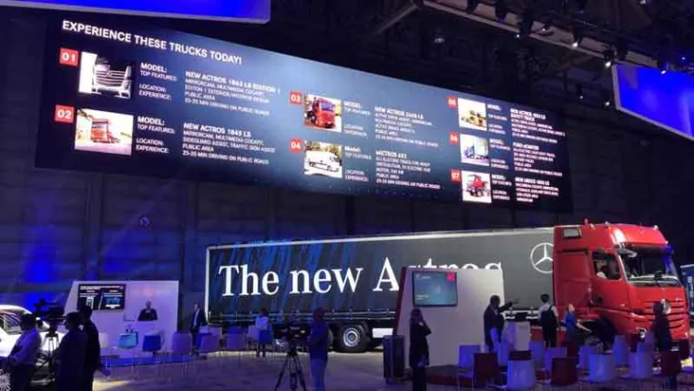 Bild: AV-X setzt die Nutzfahrzeuge von Mercedes-Benz auf der „Product Experience 2018“ technisch in Szene
