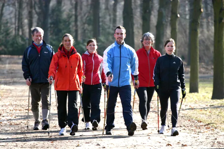 Bild: Nordic Walking Academy Berlin ruft zum langen Tag des Gesundheitssports auf - Anmeldeverfahren für 1. Nordic Walking Academy Day 2006 hat begonnen