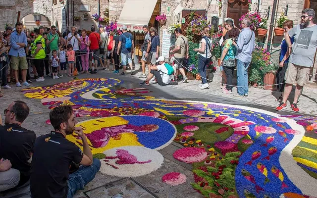 Bild: Völlig legal! Blüten auf den Straßen umbrischer Städte 2019, Ferienhaus Umbrien La Rogaia