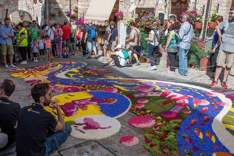 Bild: Völlig legal! Blüten auf den Straßen umbrischer Städte 2019, Ferienhaus Umbrien La Rogaia