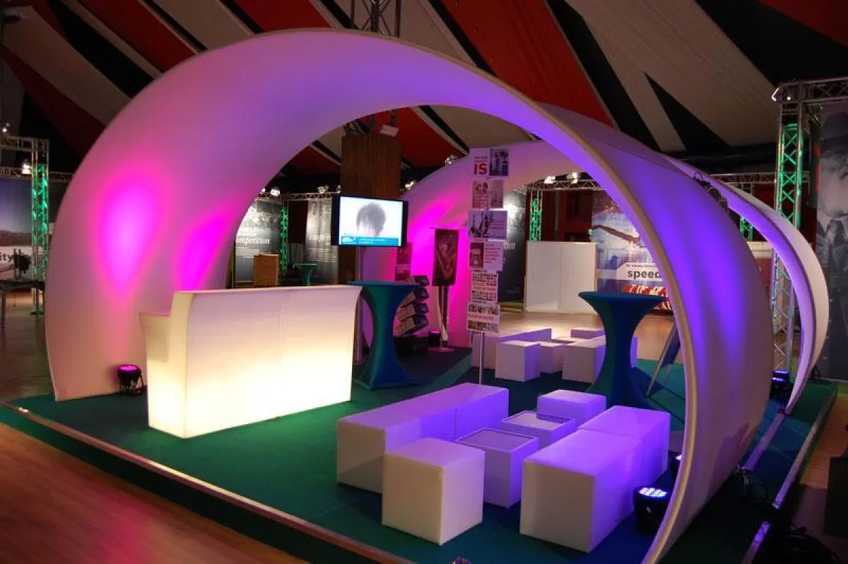 Beleuchtete Lounge bei der Bosch World Conference 2011 (Foto: b&b eventtechnik, frei zur Veröffentlichung bei Namensnennung)