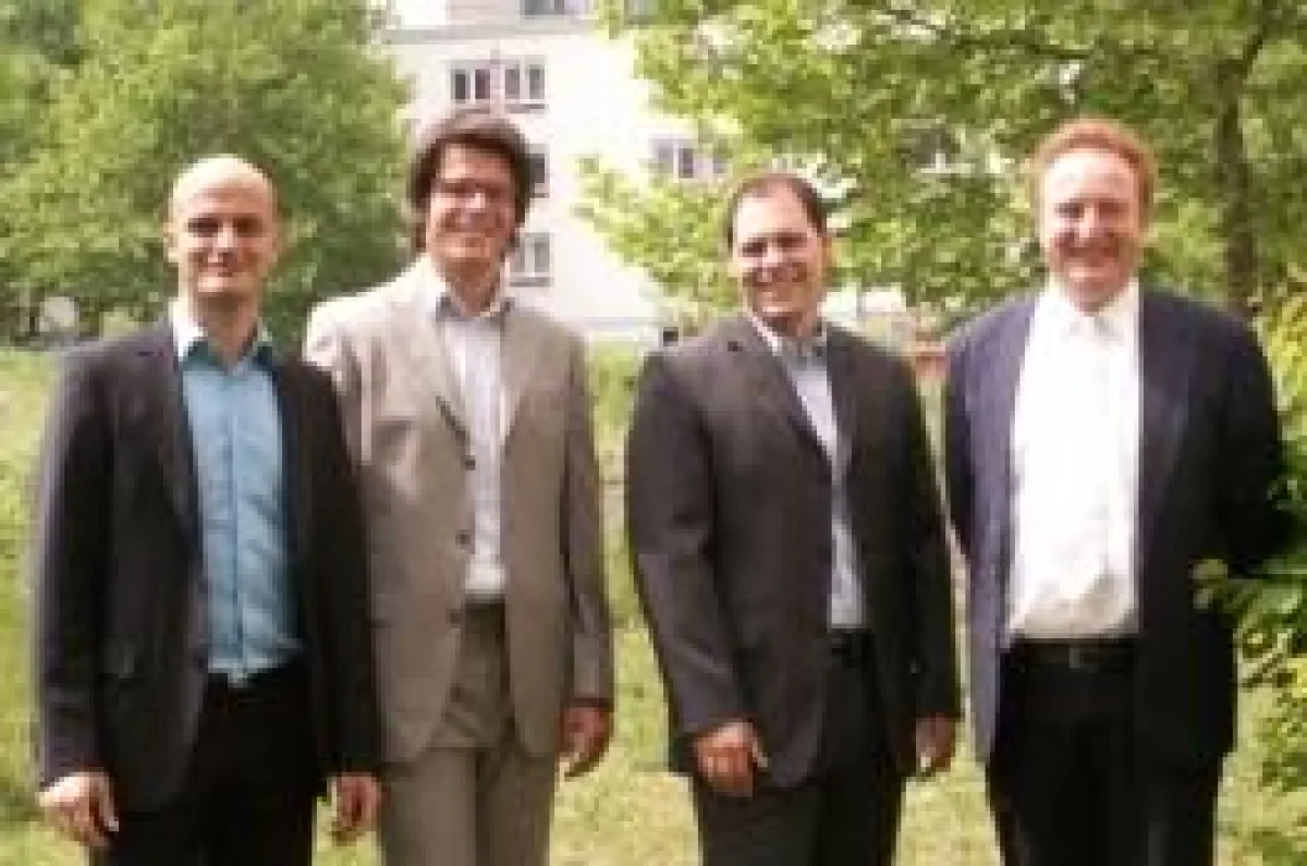 Foto von links: Stathis Konstantinidis, Moritz Zeilinger, Sebastian Reinisch, Prof. Dr. Dieter Hertweck