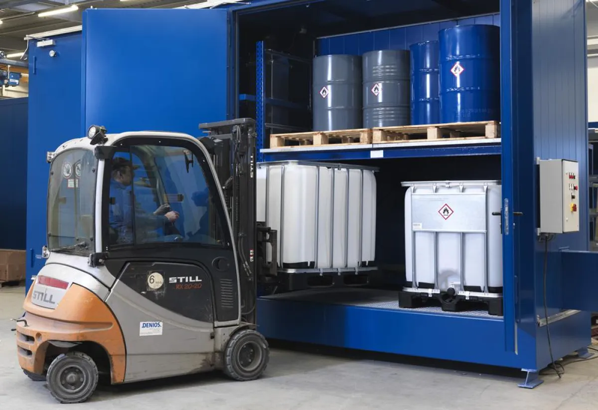 Container-Lösungen für die Lagerung von Gefahrstoffen gehören zum Kernsortiment der DENIOS AG.