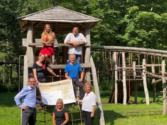 Bild: Schöne Aussichten! Mitarbeiter der Swiss Caps GmbH spenden für Kinderheim