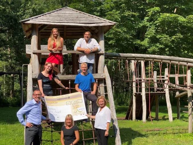 Bild: Schöne Aussichten! Mitarbeiter der Swiss Caps GmbH spenden für Kinderheim