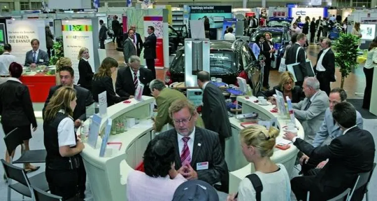 Bild: Lokale Unternehmen im Dialog auf der b2d Messe- Düsseldorf - Dank Gutschein kostenlos dabei sein