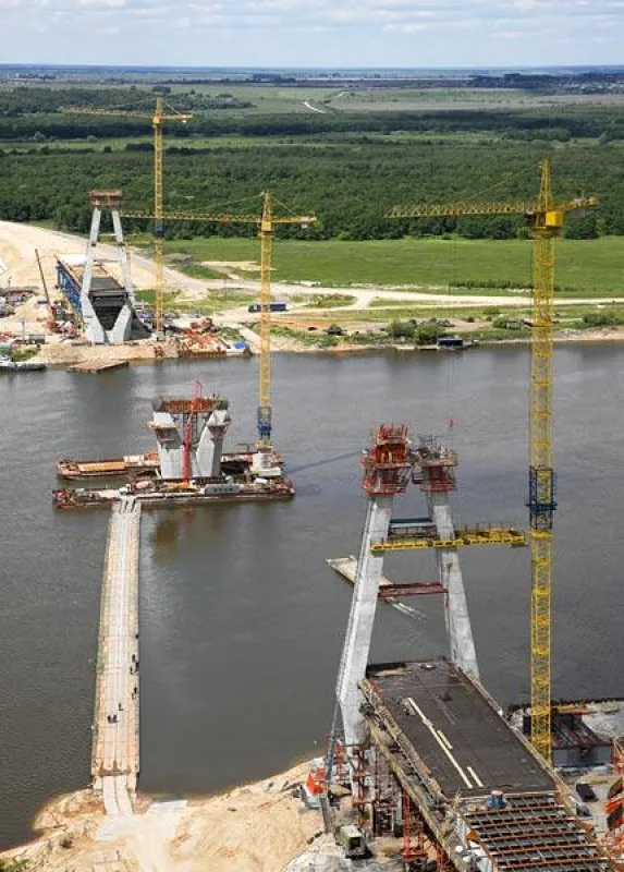 Imposant: Die Schrägseilbrücke über die Oka mit zwei Mal 231 Metern Spannweite wird von drei Pylonen mit knapp 90 Metern Höhe getragen. Dafür bot PERI effiziente Kletterschalungssysteme und umfassende