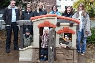 Bild: Baaske Medical unterstützt Kindergarten mit Spielhütte