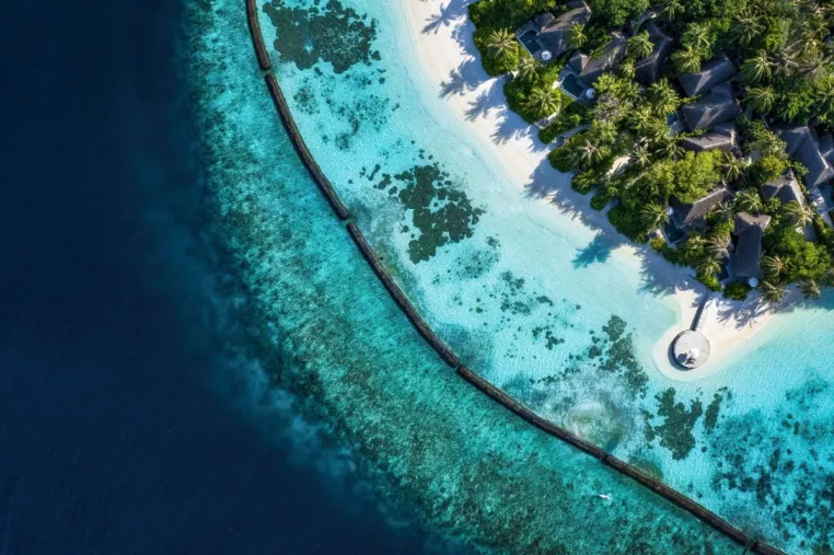Ostern unter Palmen mit Eiersuche unter Wasser in der Lagune von Baros Maldives Bild: Ostern unter Palmen mit Eiersuche unter Wasser in der Lagune von Baros Maldives