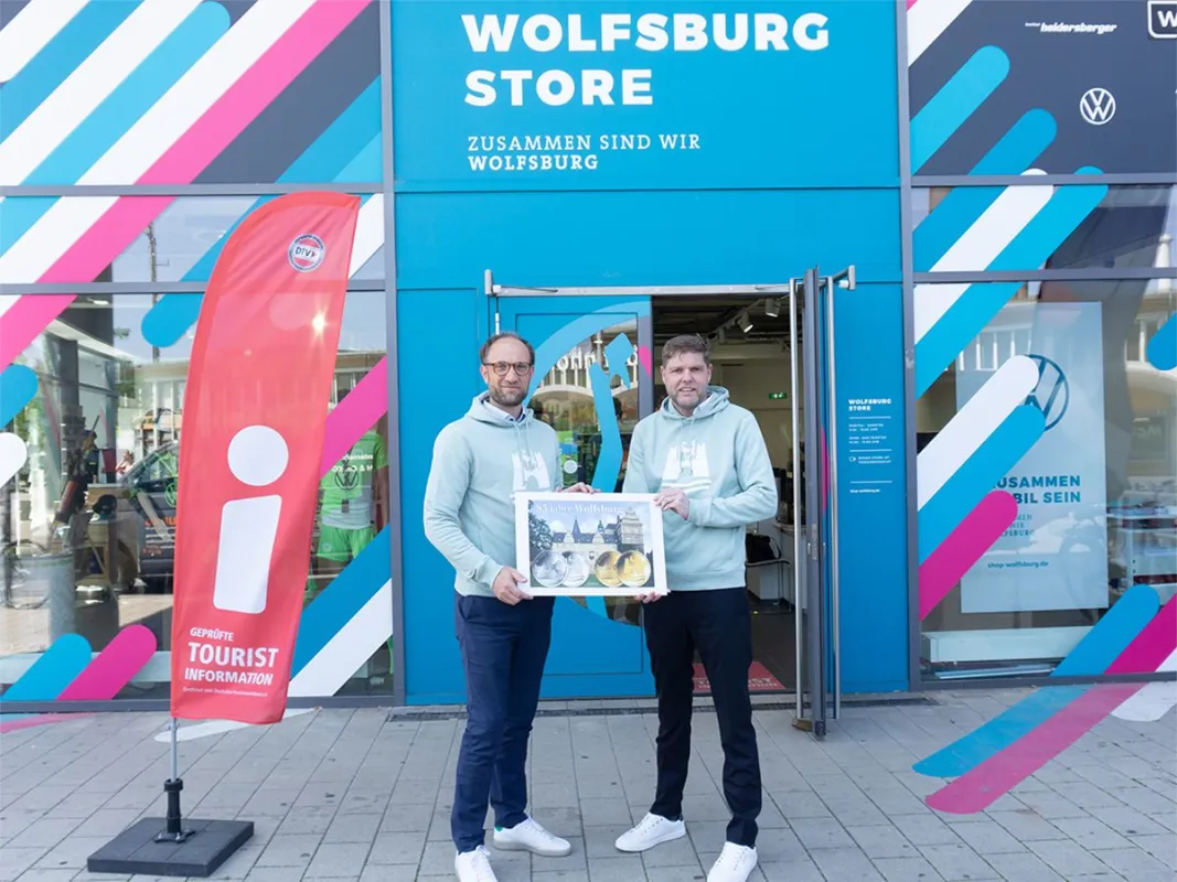 v. l. Jens Hofschröer, WMG-Geschäftsführer, und Christoph Kaufmann, Leitung Wolfsburg Store (© WMG Wolfsburg)