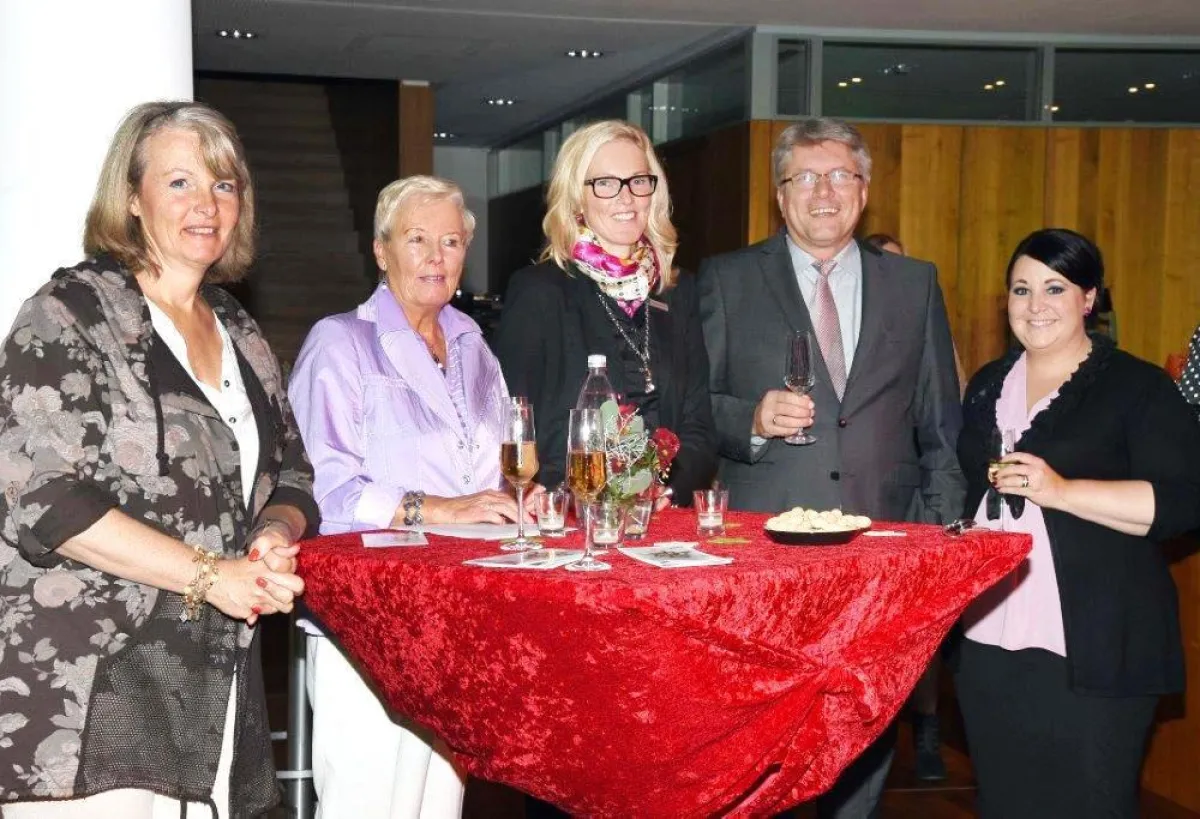 Vorstandsmitglied N. Kerkhoff und zwei Beraterinnen (Mitte u. rechts) begrüßen zwei Teilnehmerinnen.