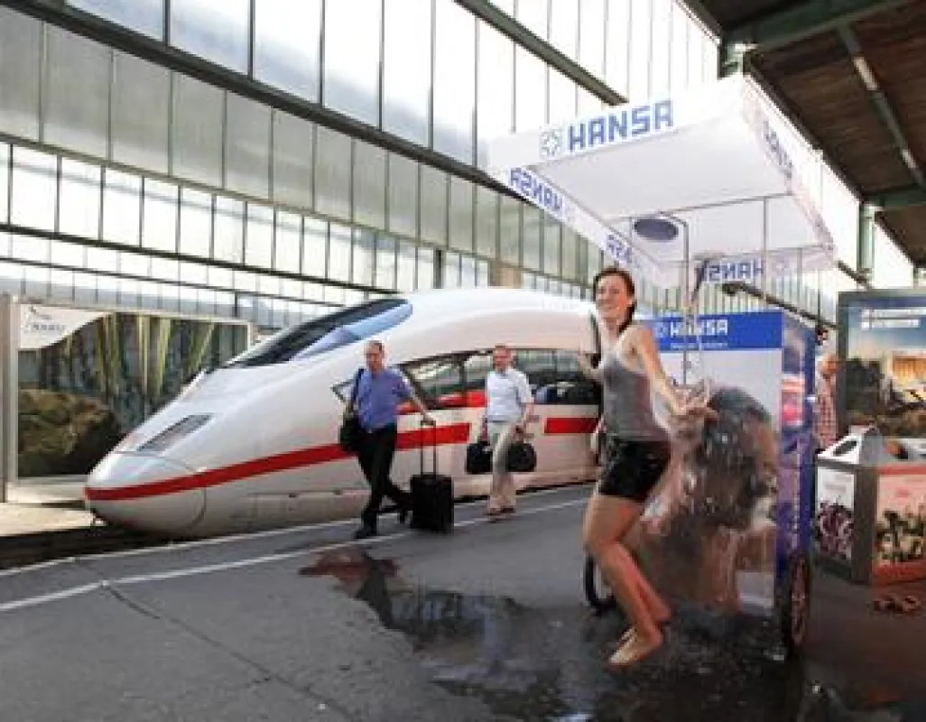 Erfrischung naht: Das Hansa Shower Bike steht am Stuttgarter Hauptbahnhof für erhitzte Zugreisende bereit.