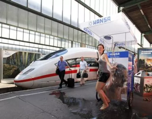 Bild: Duschen mal anders – die Zweite: Das HANSA Shower Bike tourt weiter durch Stuttgart