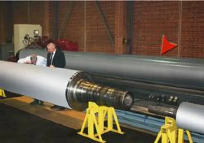 Bild: UNGRICHT liefert derzeit größte NW Kalandergravurwalze > 7000 mm WOB