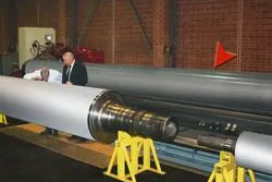 Bild: UNGRICHT liefert derzeit größte NW Kalandergravurwalze > 7000 mm WOB