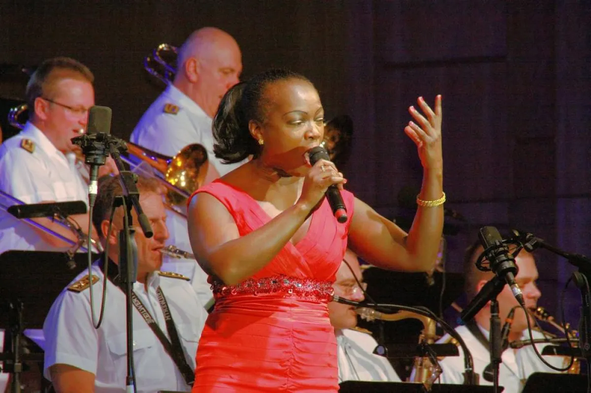 Die Solistin Bwalya heizte dem Publikum mit Shirley Basseys