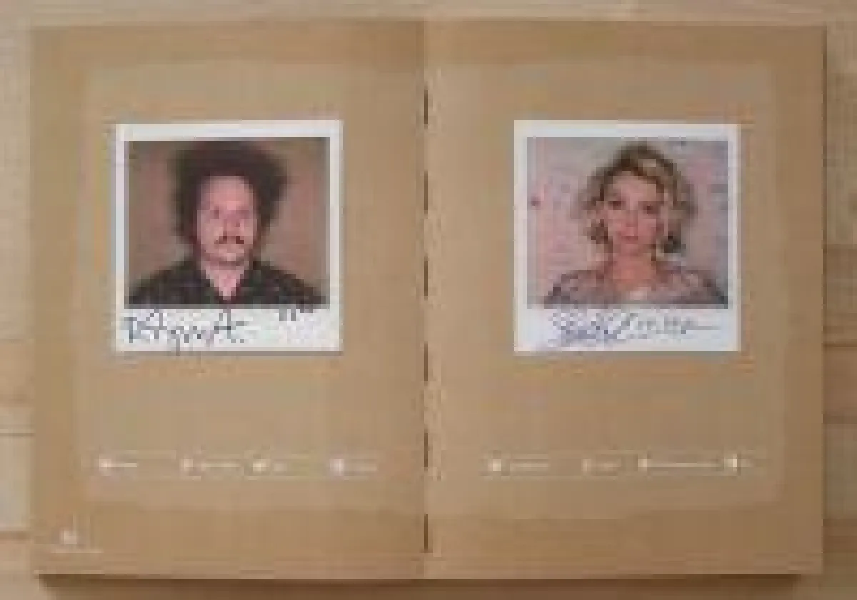 Die Polaroid-Aufnahmen wurden für das Buch mit UV-Lack veredelt