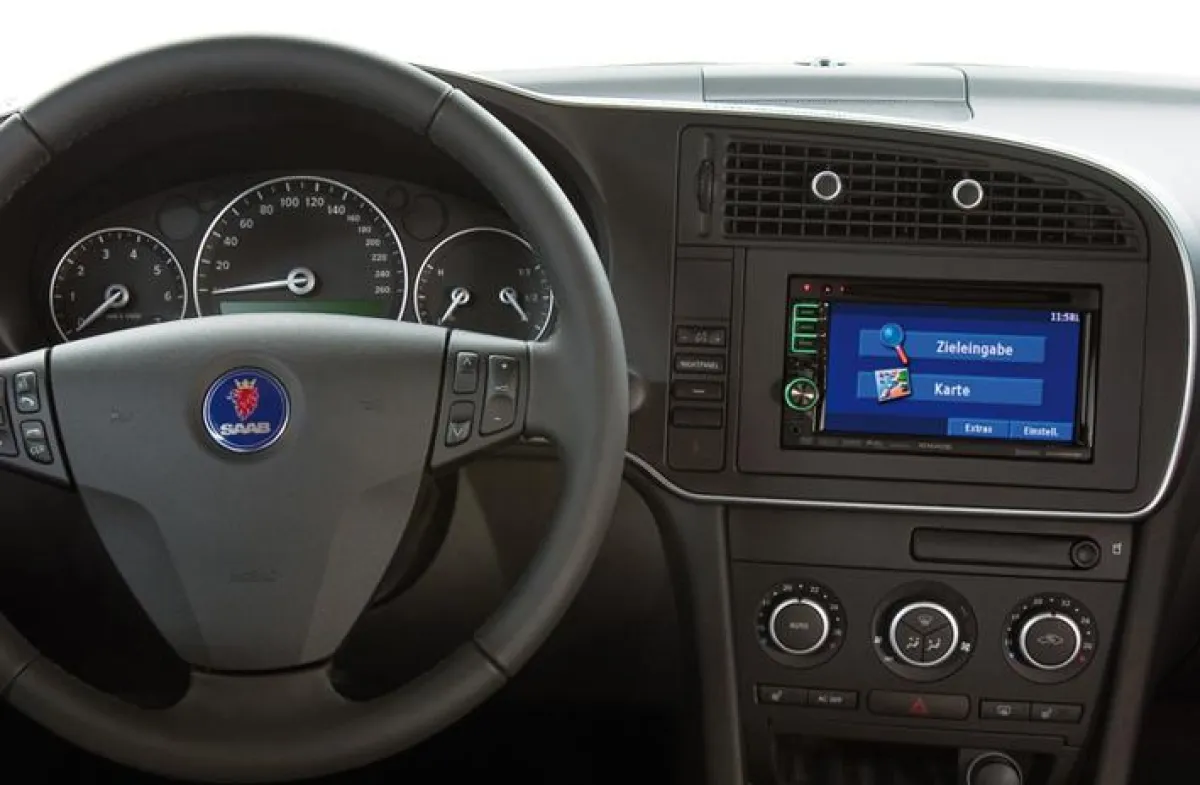 Kenwoods All-in-One-Lösung für Navigation und Multimedia am Beispiel des Saab 9-3.