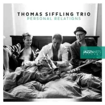 Bild: Neues Trio Album passend zum Jubiläum: 10 Jahre Thomas Siffling Trio - Grooven bis die Federn fliegen