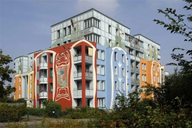 Fassadenkunst in Berlin: Wohnungsbaugesellschaft STADT UND LAND hat die größte Volière der Stadt Bild: Fassadenkunst in Berlin: Wohnungsbaugesellschaft STADT UND LAND hat die größte Volière der Stadt